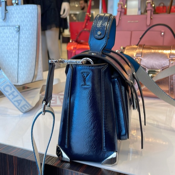 MICHAEL KORS
Manhattan Medium TH SCHOOL Crackled Metallic Leather SATCHEL
TEAL - Picture 3 of 16